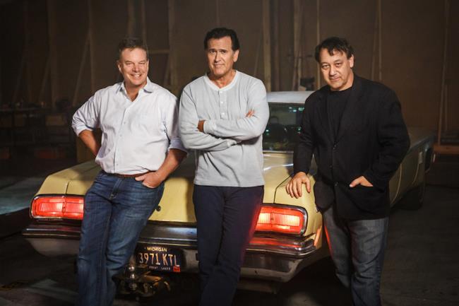 Foto dal set di Ash Vs The Evil Dead, con Sam Raimi, Bruce Campbell e Robert Tapert