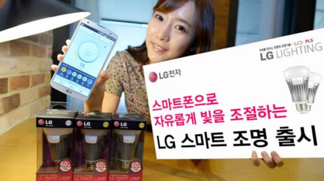 La lampadina controllabile via smartphone, by LG Foto promozionale della lampadina LG che si controlla via smartphone
