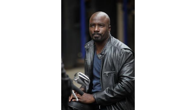 Luke Cage in una scena di AKA Jessica Jones