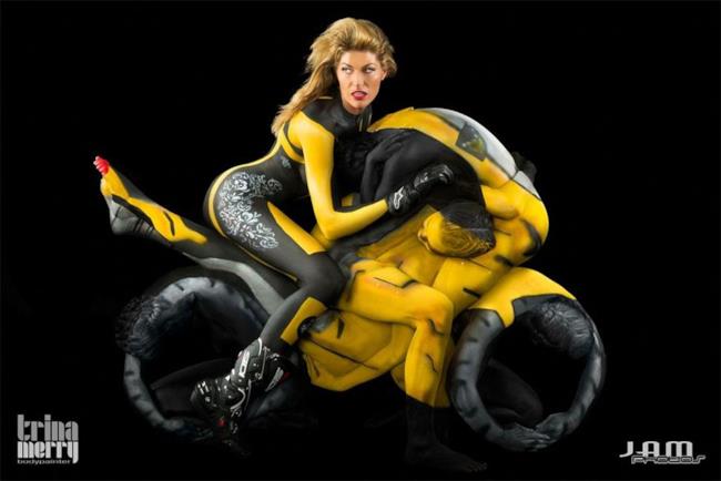 Motocicletta creata con body art