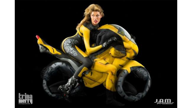 Motocicletta creata con body art