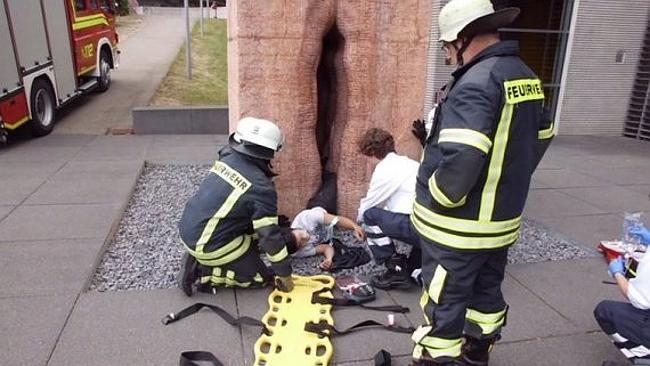 Uno studente rimane incastrato in una vulva di pietra Studente incastrato in vulva enorme