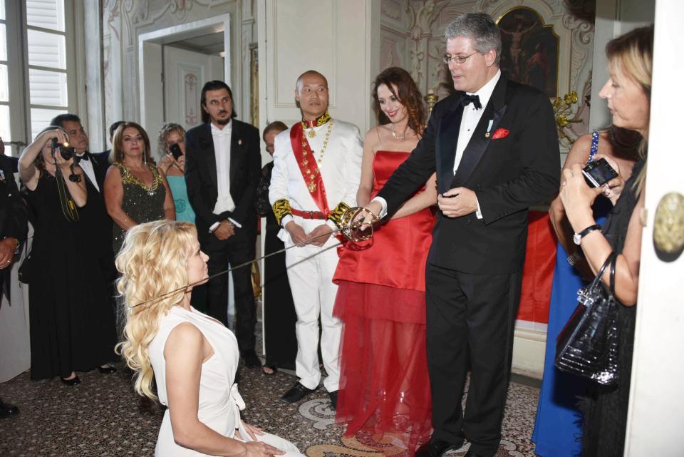 Il falso principe di Montenegro con Pamela Anderson