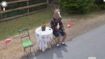 Una persona mascherata da cavallo
