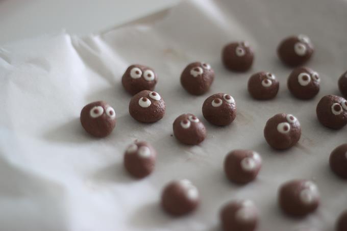 Nerini del buio fatti di pasta di riso e cacao in polvere