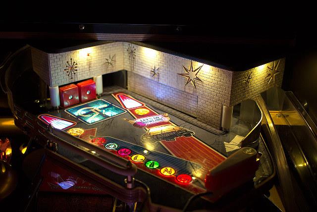 Guarda il prototipo del flipper a tema "Il Grande Lebowski" Particolare del flipper del Grande Lebowski
