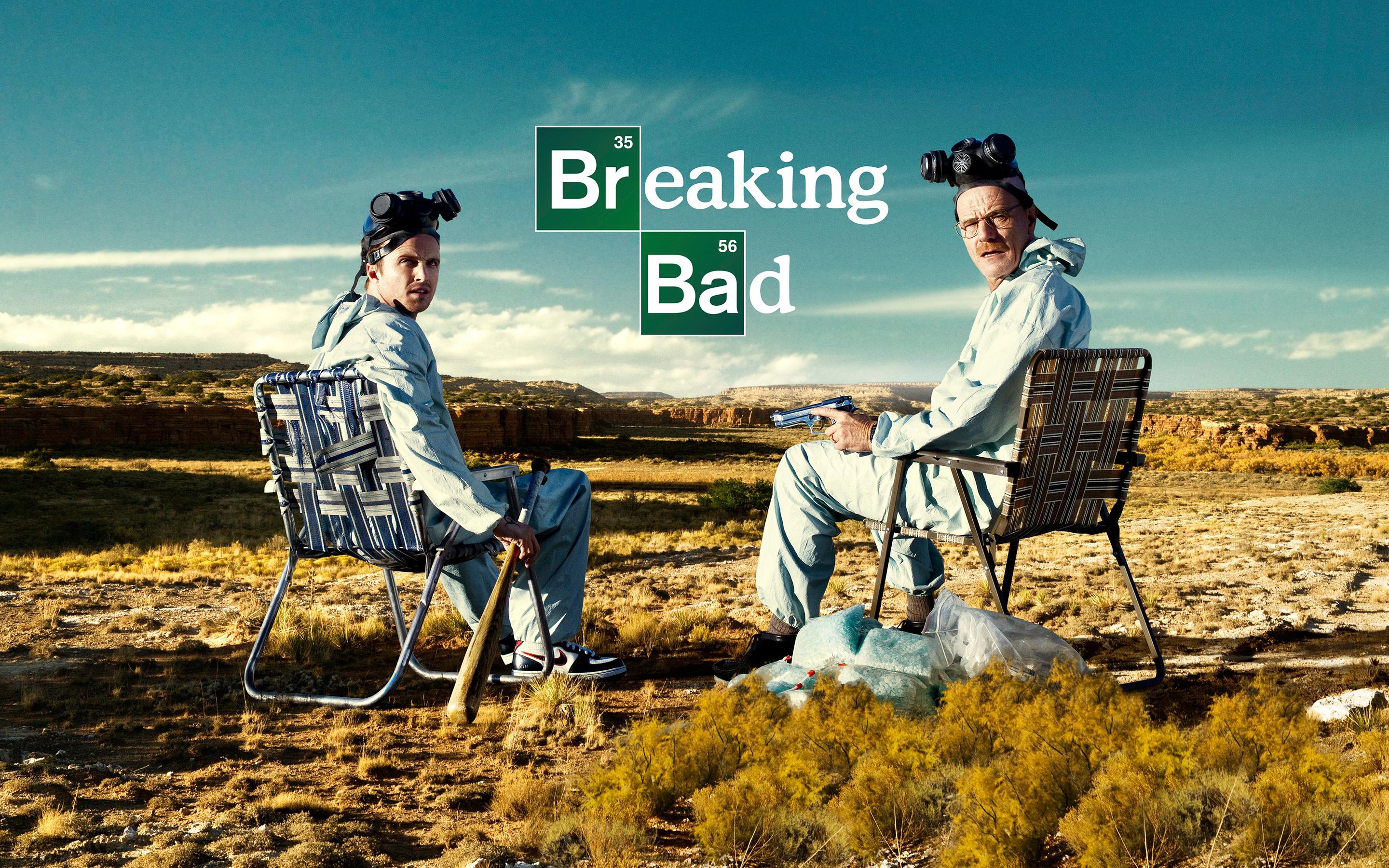 In una zona desertica troviamo i due soggetti principali della serie televisiva Breaking Bad.