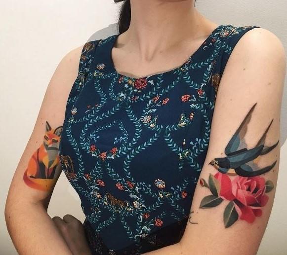Un aragazza con due tatuaggi watercolor - Tatuaggi acquarello, alcune fantastiche idee per i tuoi lavori