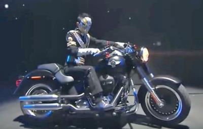 Jack Ma in sella alla sua moto