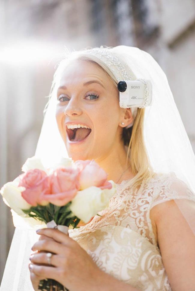 Una sposa con telecamera incorporata nel velo da sposa