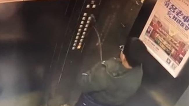 Bimbo urina sui tasti dell'ascensore e resta bloccato al suo interno Il ragazzino mentre urina sui tasti dell'ascensore