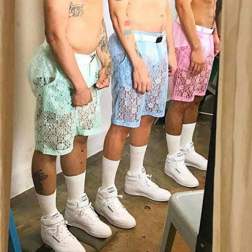 Focus su dei modelli che indossano i pantaloncini in pizzo dai vari colori pastello.