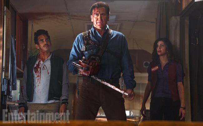 Bruce Campbell con motosega nella prima immagine ufficiale di Ash Vs Evil Dead