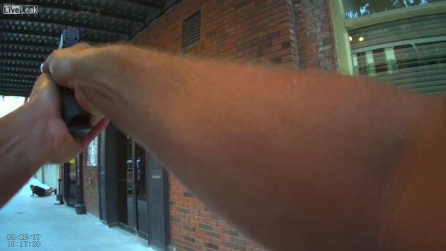 Un fotogramma del video della sparatoria Un momento del video della sparatoria