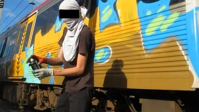 Un artista di strada Il treno con un disegno e l'artista.