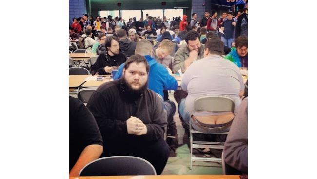 Ragazzo con sfondo di chiappe