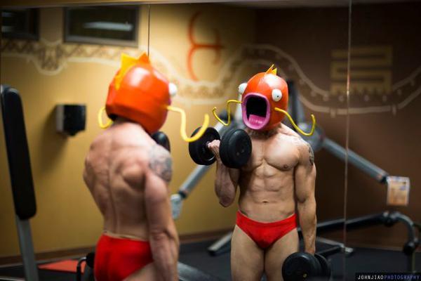 Il cosplay Bro Magikarp in piscina
