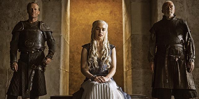 daenerys seduta sul trono di meereen