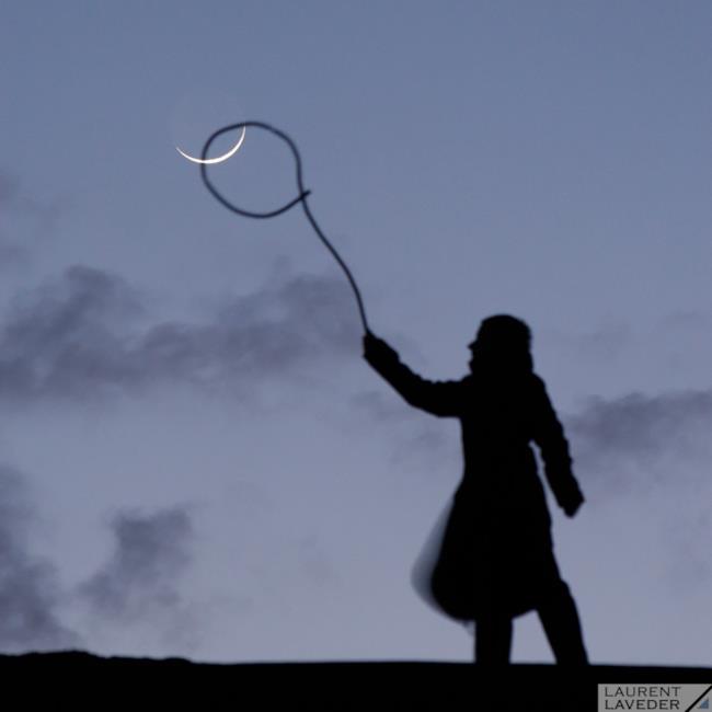 Bambina prende al lazo la Luna