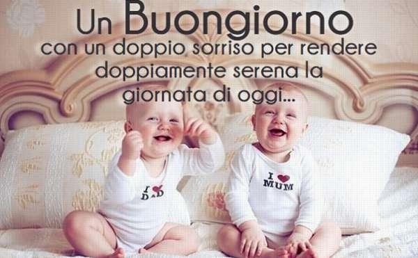 Due bebè che sorridono
