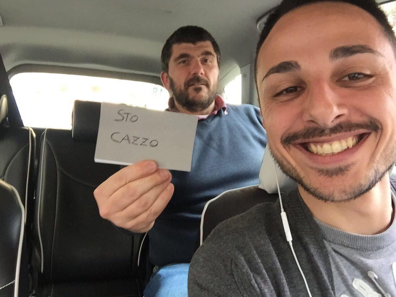 Immagini divertenti per WhatsApp - Due ragazzi in automobile con un biglietto