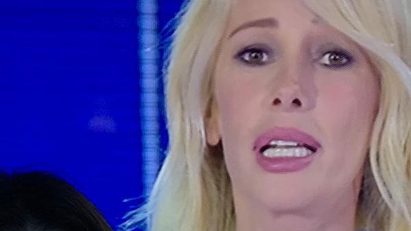 L'Isola dei Famosi 2015 e il disagio che regna sovrano: un nubifragio fa rimandare lo sbarco dei concorrenti Alessia Marcuzzi durante la prima puntata dell'Isola dei Famosi