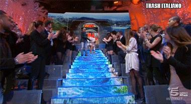 Isola dei Famosi: Mara Venier scende le scale senza scarpe
