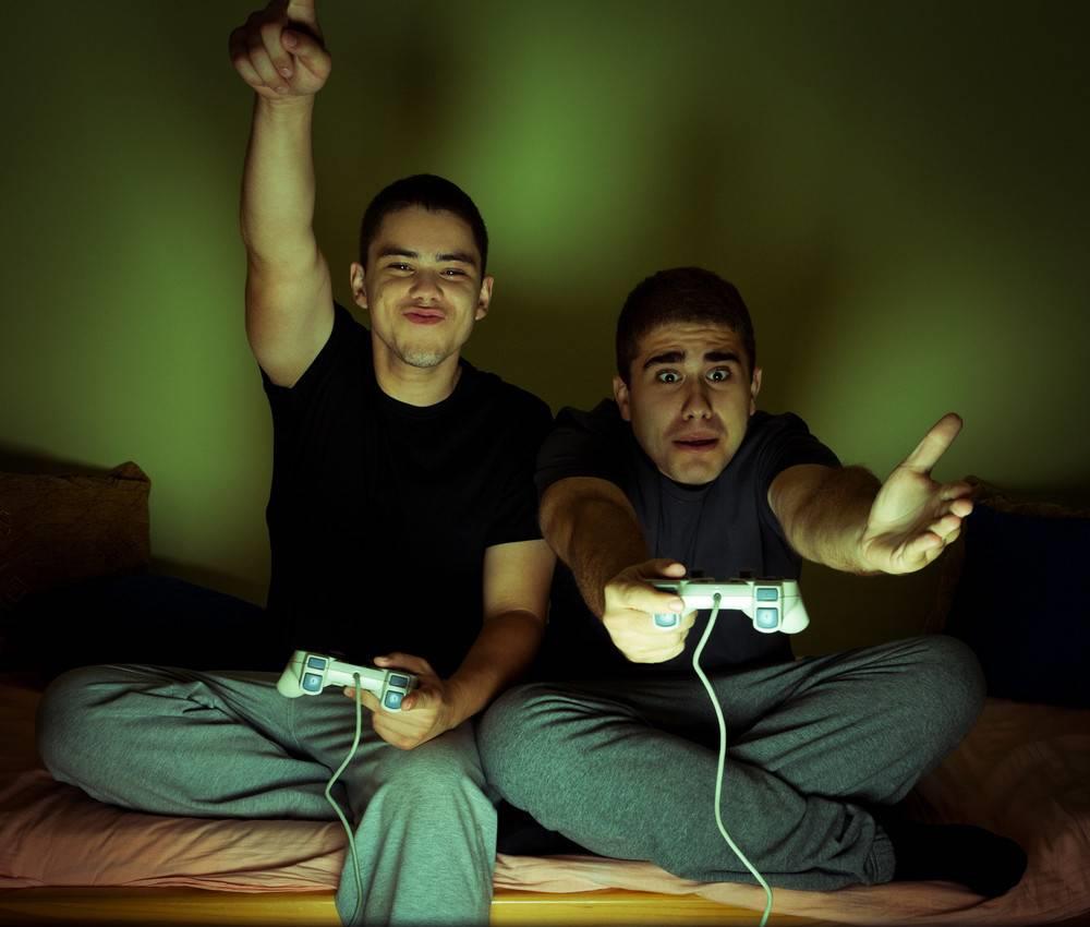 Due giocatori si divertono alla PlayStation
