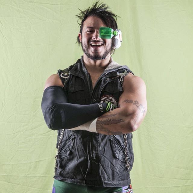 Il wrester Jesus De Leon cerca di capire quanto i suoi avversari sono forti