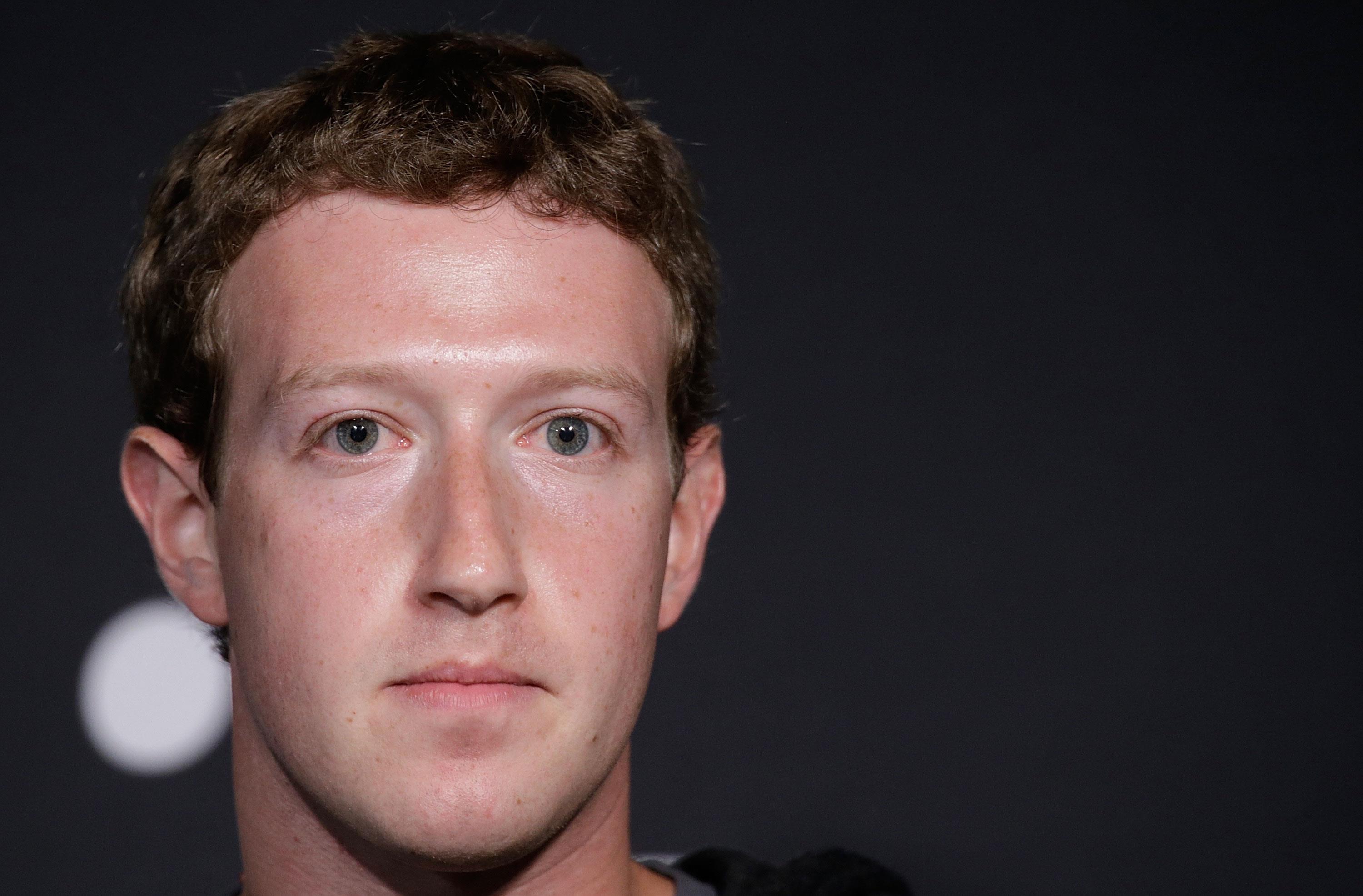 Mark Zuckerberg con un'espressione triste