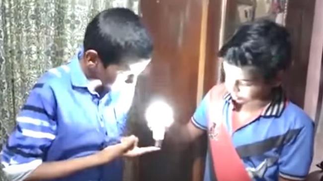 Bambino accende la lampadina a LED con un dito Abu mentre dà sfoggio del suo "potere"