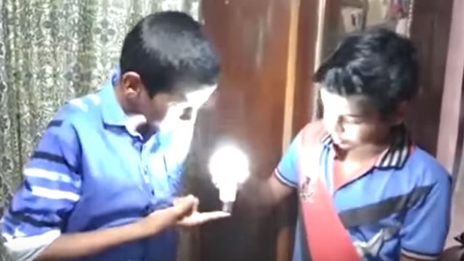 Bambino accende la lampadina a LED con un dito Abu mentre dà sfoggio del suo "potere"