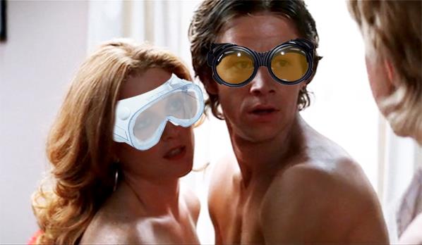 Scena di un film porno con occhiali protettivi
