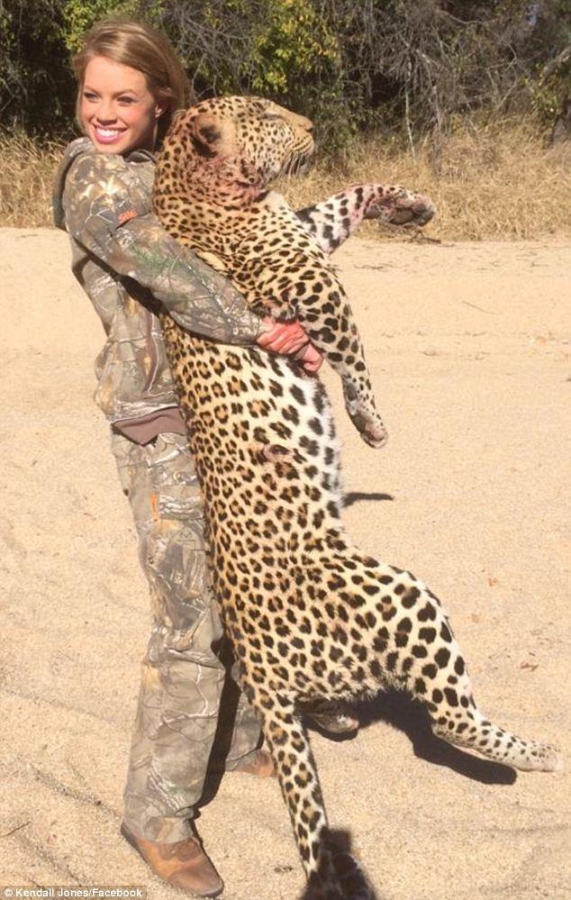 Kendall Jones la ragazza americana che uccide animali in via d'estinzione