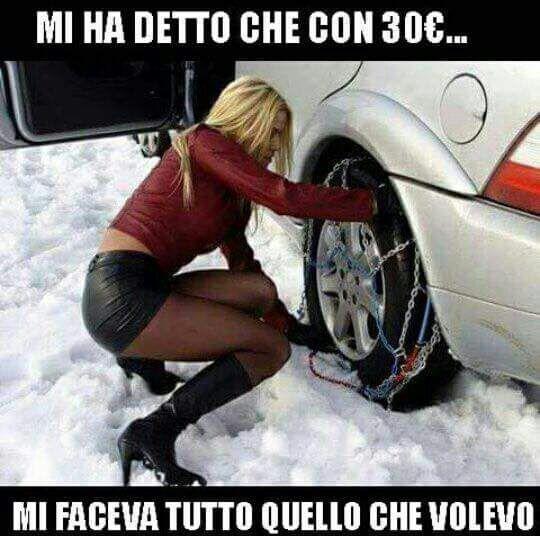 Una donna in stivali che monta le catene da neve