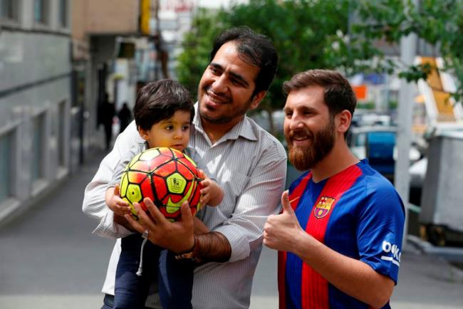 Il sosia di Messi con dei fan