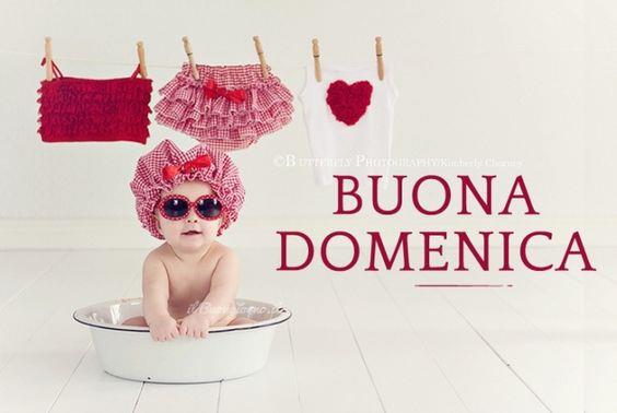 Un bebè che augura buona domenica