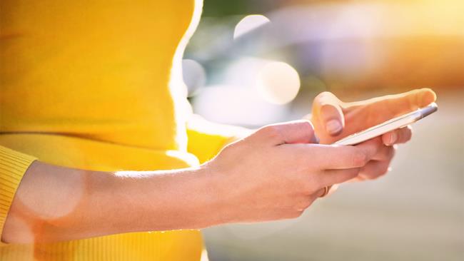 I migliori sfondi per iPhone da scaricare gratis Uno smartphone nelle mani di una donna