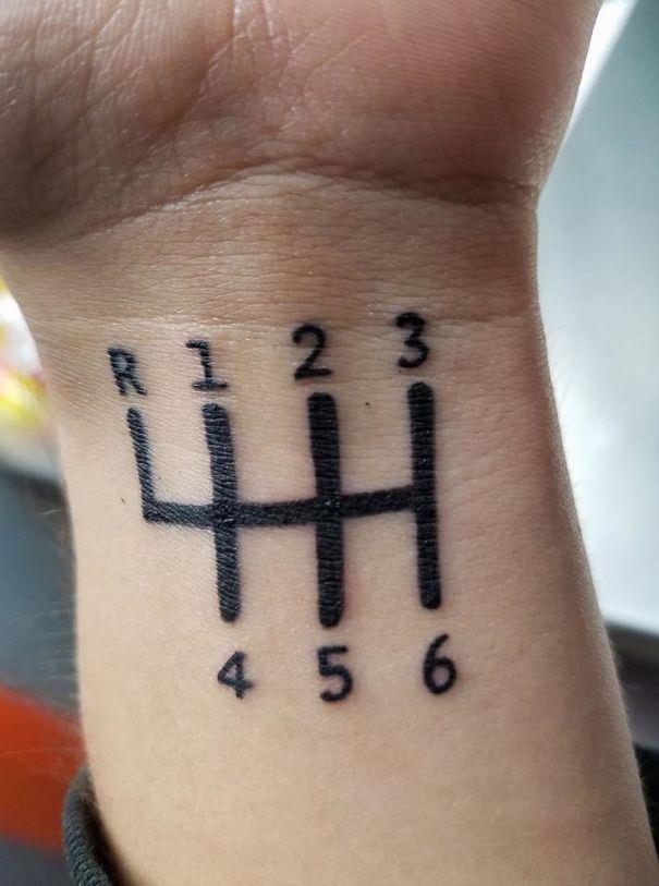 Un tatuaggio sbagliato con le marce - I peggiori tatuaggi mai realizzati
