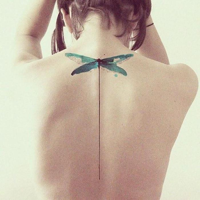 Una libellula tatuata sulla schiena - Tatuaggi per la spina dorsale, i più belli per la tua schiena