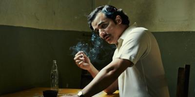 Pablo Escobar mentre fuma