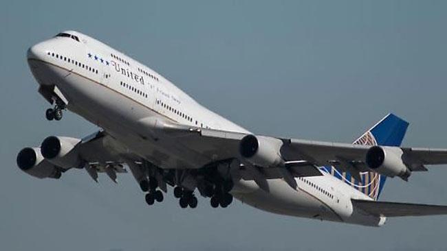 Uomo devasta col suo sedere i bagni dell'aereo che atterra d'emergenza Un aereo della United Airlines