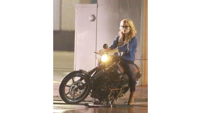 Margot Robbie in moto sul set di Suicide Squad