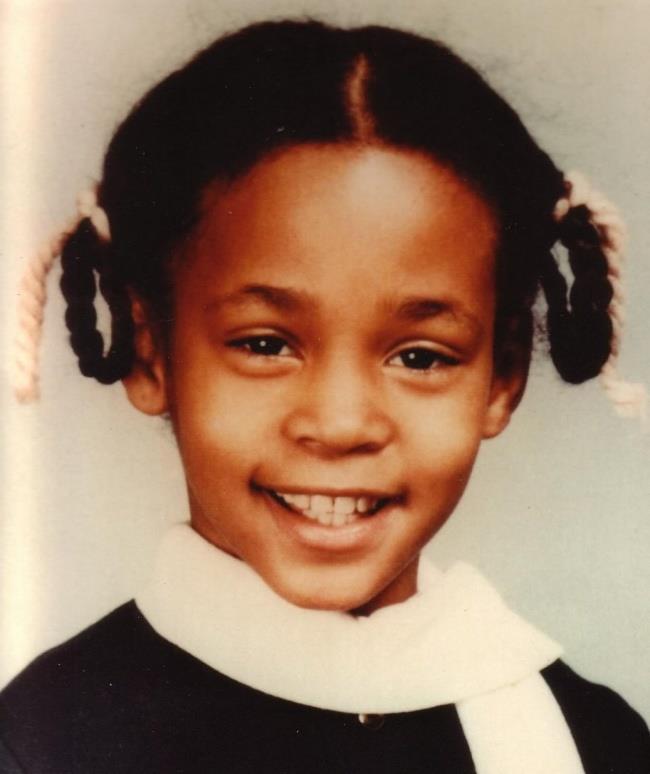 Un'immagine di Whitney Houston da adolescente