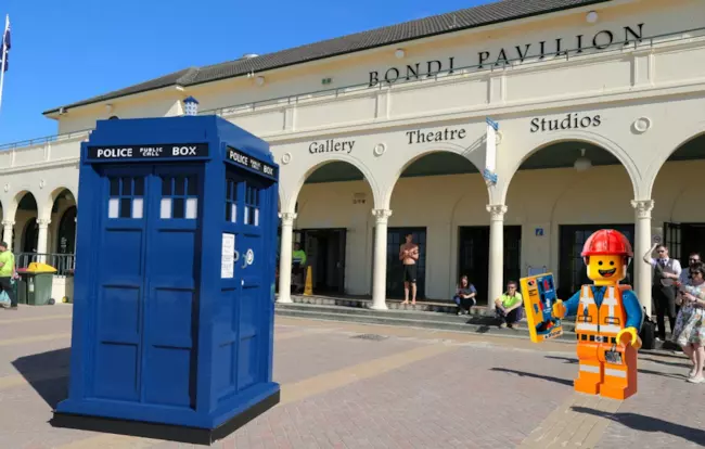Il TARDIS a grandezza naturale, costruito con oltre 100mila mattoncini LEGO Per la realizzazione del TARDIS sono stati necessari più di 100mila mattoncini LEGO
