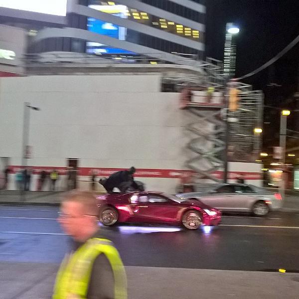 Batman sale sull'auto del Joker