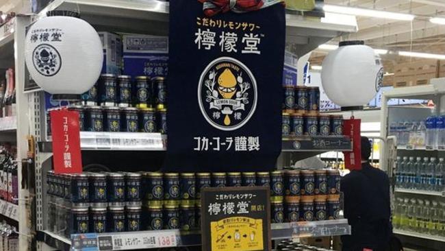 Arriva in Giappone il primo drink alcolico di Coca-Cola Lattine della bevanda alcolica di Coca-Cola al supermercato