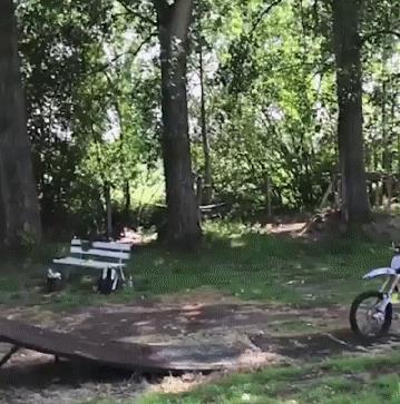 Un salto spettacolare in moto da cross - Le GIF più divertenti da scaricare e condividere su Facebook e WhatsApp