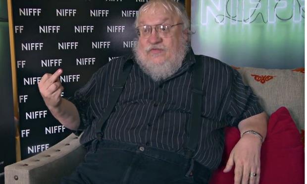 George RR Martin fa dito medio ai fan che gli mettono fretta