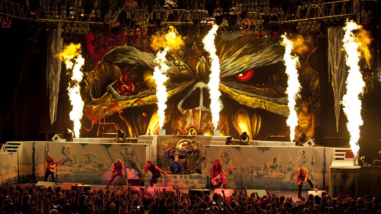 La foto di un concerto della band Iron Maiden